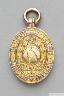Tom Wilson 9ct gold 1924 Football League Representative Medal
 the obverse inscribed THE FOOTBALL LEAGUE ENGLAND V IRELAND, the reverse inscribed BELF