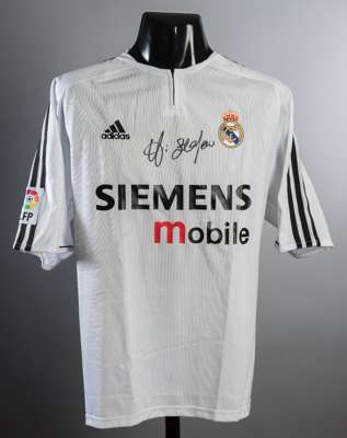 Alfredo Di Stefano signed Real Madrid replica home jersey, signed in black marker pen; sold with a COA issued by Autographs of Stars (2)