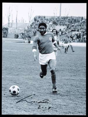 Eusebio signed large photograph, 16 by 12in. b&w in action for Benfica, signed in black marker pen and dated 2007