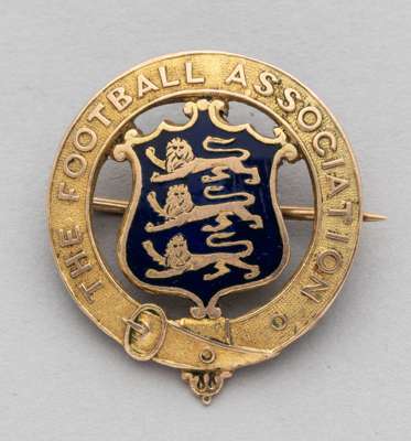 9ct gold & enamel Football Association Councillor's badge,
 undated but bearing a hallmarked date letter for 1926, weight 11gms., with brooch fitting