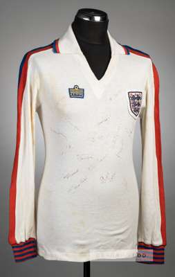 Team signed Emlyn Hughes white England no.6 home jersey, circa 1978,
 Admiral, long-sleeved with England three lion emblem and Admiral badge, signed i