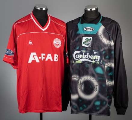 Three Scottish clubs football jerseys,
 comprising Bryan Gunn squad signed black Hibernian no.1 goalkeeper's jersey, season 1998-99, Reusch, long-slee