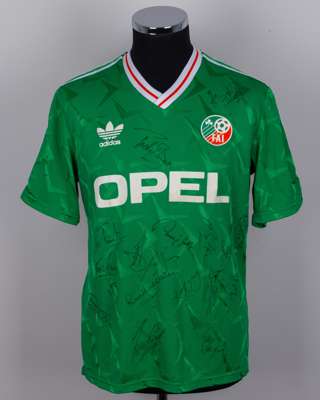 Green and white No.11 Republic of Ireland autographed short-sleeved shirt