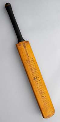 Cricket bat autographed by the 1934 England and Australia Ashes teams, 
 Sandham Strudwick 'Special' cricket bat, the front autographed by the Austral