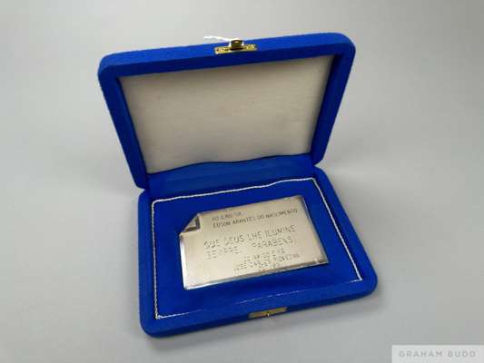 A silver tone metal plaque presented to Pelé in the month of his birthday, 
 with the following engraved inscription: "Ao Ilmo Sr. Edson Arantes do Na