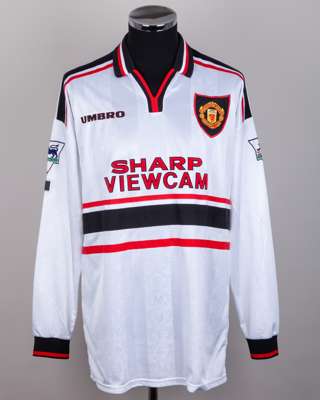 Nicky Butt white No.8 Manchester United long-sleeved shirt, 1998-99