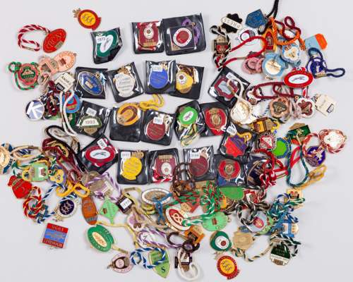 Collection of 100 modern horse racing badges