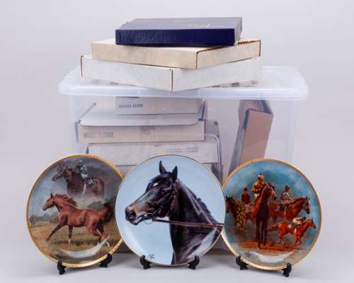A collection of 31 American boxed horse racing china plates with Fred Stone artworks