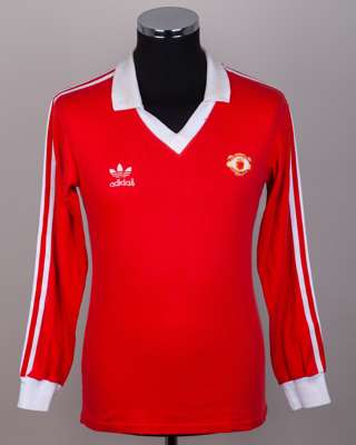 Red No.8 Manchester United long-sleeved shirt, 1980-82
