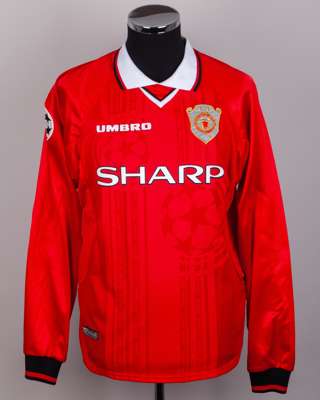 Ryan Giggs red no.11 Manchester United long-sleeved shirt, 1997-00