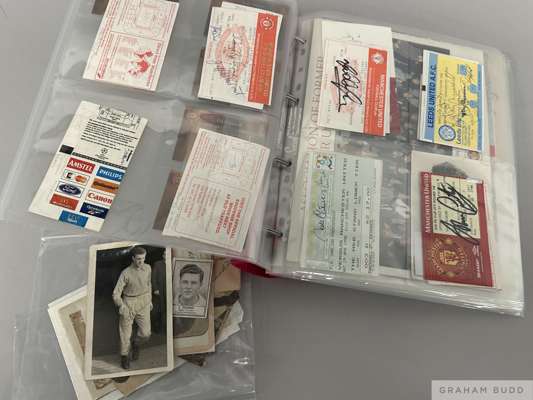 Collection of Manchester United autographs,
 older vintage items including Tommy Taylor, Ian Graves, Freddie Goodwin, Jack Crompton, Walter Whitehurst