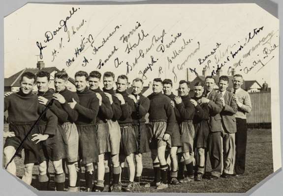 Sunderland 1929-30 excellent autographed original b&w photograph in ink in light part of image by 15 players in line at training, dated 1929-30,
 sign