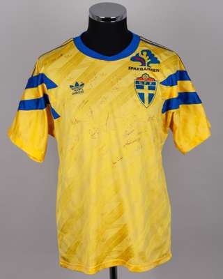 Roland Nilsson yellow and blue No.6 Sweden squad autographed short-sleeved shirt, 1990-91