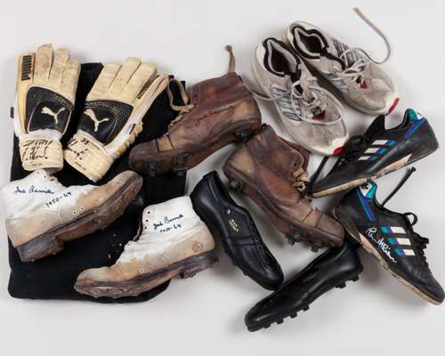 Collection of West Bromwich Albion autographs and miscellaneous items