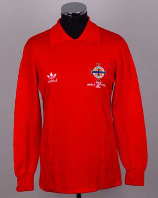 Pat Jennings red No.1 Northern Ireland World Cup issued goalkeepers shirt, 1982