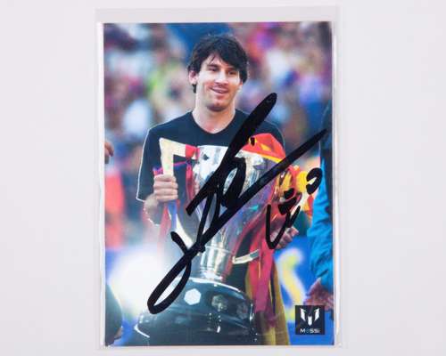 Lionel Messi autographed Icons No.26 Official Messi Card Collection trading card
