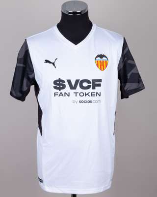 Maximiliano Gomez white No.9 Valencia v. Barcelona match worn autographed shirt, 2022