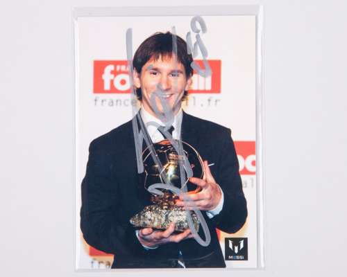 Lionel Messi autographed Icons No.71 Official Messi Card Collection trading card