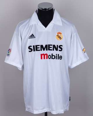 A Ronaldo autographed Real Madrid replica short-sleeved shirt