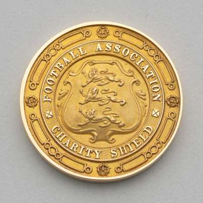 George Swindin 14ct gold 1948 Charity Shield medal, 
 the obverse inscribed FOOTBALL ASSOCIATION CHARITY SHIELD, the reverse blank, in original fitted