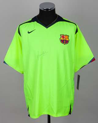 A yellow Ronaldinho autographed replica Barcelona short-sleeved shirt
