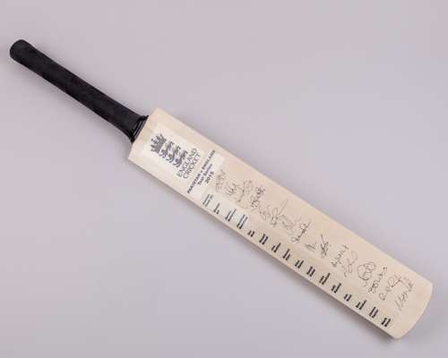 England v. Pakistan Test Series 2015 autographed cricket bat