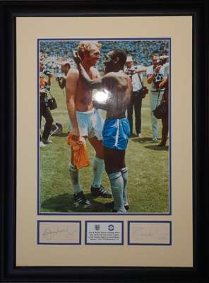Stunning Bobby Moore / Pele dual signed and framed shirt swap Mexico 1970 World Cup printed photograph, 
 features high quality lab printed photograph