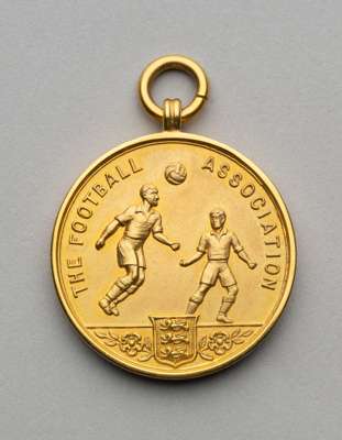 George Swindin 9ct gold 1952 F.A. Cup Runners-up medal, 
 the obverse inscribed THE FOOTBALL ASSOCIATION, the reverse inscribed THE FOOTBALL ASSOCIATI