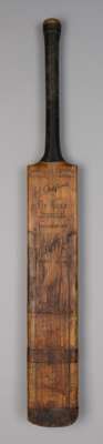 1930s Gradidge W. A. Oldfield De Luxe Special cricket bat, 
 bearing numerous autographs including, Don Bradman, Ray Little, Bill Brown, Jack O'Connor