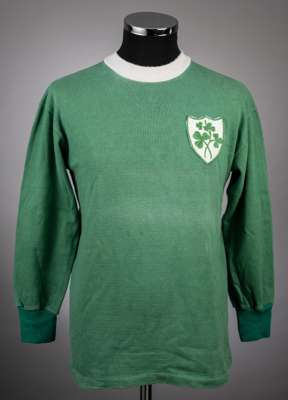 Rare green Republic of Ireland unnumbered jersey, late 1960s, 
 no makers label with crew-neck collar and embroidered flour leaf clover badge and unus