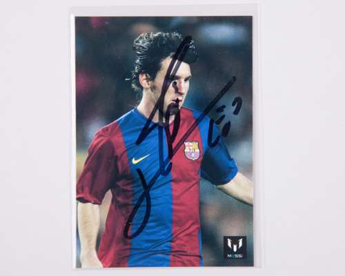 Lionel Messi autographed Icons No.8 Official Messi Card Collection trading card