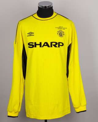 Mark Bosnich yellow and black No.1 Manchester United World Club Championship shirt, 2000