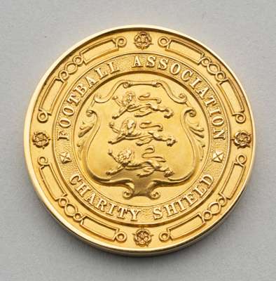 George Swindin 14ct gold 1938 Charity Shield medal, 
 the obverse inscribed FOOTBALL ASSOCIATION CHARITY SHIELD, the reverse blank, in original fitted
