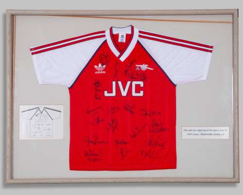 Red and white Arsenal autographed replica short-sleeved shirt display, 1988-90