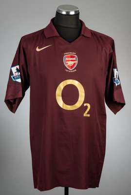 Robin van Persie signed claret Arsenal no.11 home jersey, season 2005-06,
 Nike, short-sleeved with BARCLAYS PREMIERSHIP sleeve badges, club crest and
