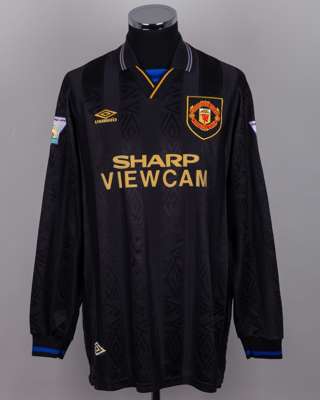 Bryan Robson black No.12 Manchester United long-sleeved shirt, 1993-94