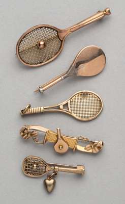 Four 9ct gold tennis racquet brooches, 
 two featuring tennis ball on strings, one without and another of a racquet, ball and net, and the fifth of a 