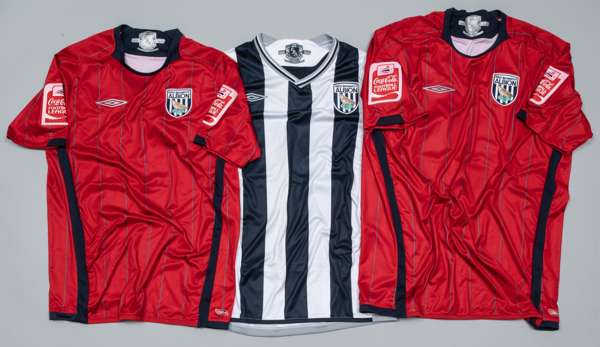 West Bromwich Albion player jerseys and gloves
 three West Bromwich Albion football jerseys, season 2009-10,comprising Filipe Teixeira navy and white 