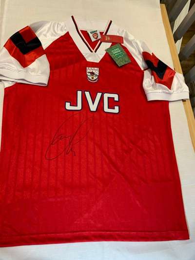 Patrick Vieira signed red and white Arsenal replica home jersey 1992-93,
 Score Draw, short-sleeved with club crest and sponsor logo, signed in marker