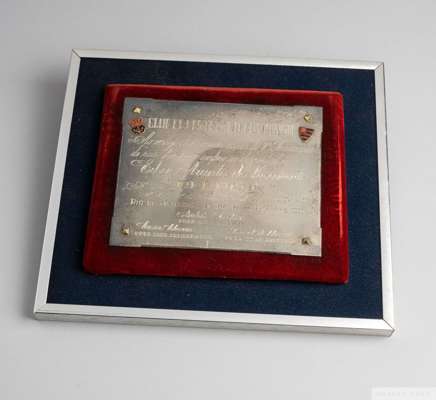 A silver tone engraved plaque presented to Pelé on November 14, 1970, by Clube de Regatas do Flamengo. 
 The plaque sits on a raised red velvet rectan
