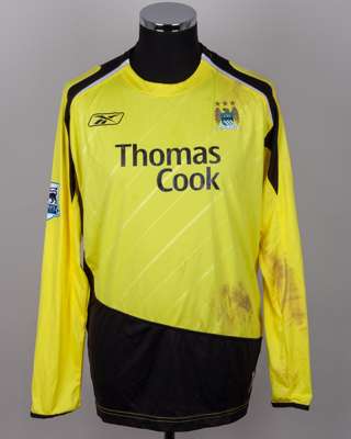 Darius Vassell yellow and black No.11 Manchester City autographed long, 2005-07