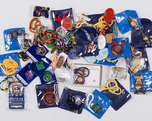 Miscellany of horse racing badges