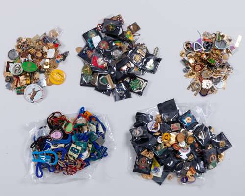 A large miscellany of horse racing badges