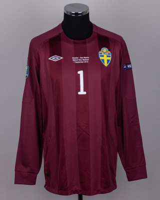 Andreas Isaksson maroon No.1 Sweden v. San Marino match issued goalkeepers shirt, 2010