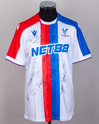 Crystal Palace v. Manchester United (Away) match issued, squad signed shirt