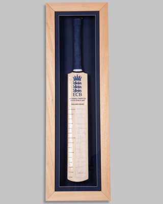 England Squad ICC World Twenty20 South Africa 2007 autographed cricket bat display
