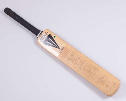 Worcestershire C.C.C. 1988 County Champions autographed Duncan Fearnley cricket bat