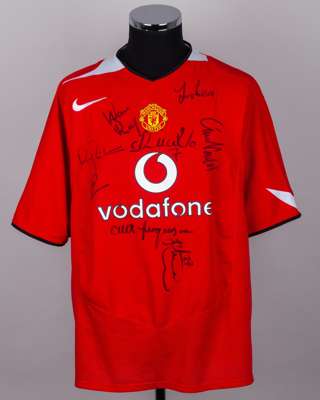 A Manchester United red and white autographed short-sleeved shirt, 2004-06