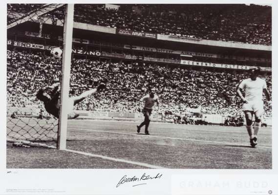 Big Blue Tube Cup Kings b&w print 1970 World Cup signed by Gordon Banks