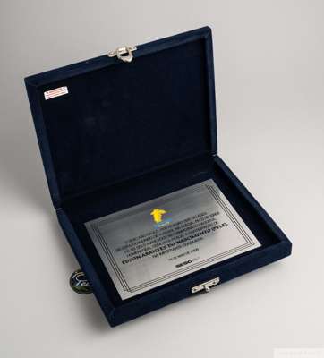 A silver tone base metal Gold Squadron - Sweden 58 tribute plaque presented to Pelé by SESC SP, 
 a cultural center in São Paulo, Brazil, on May 16, 2